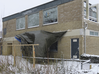 901310 Afbeelding van een losgeslagen dekzeil aan de zijgevel van Boost Clubs De Meern (Traning & Coaching, Oranjelaan ...